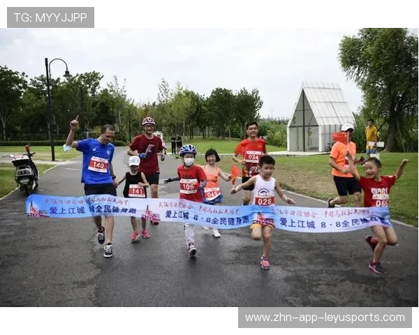 “武汉马拉松：全民健身与精英选手同台竞技”